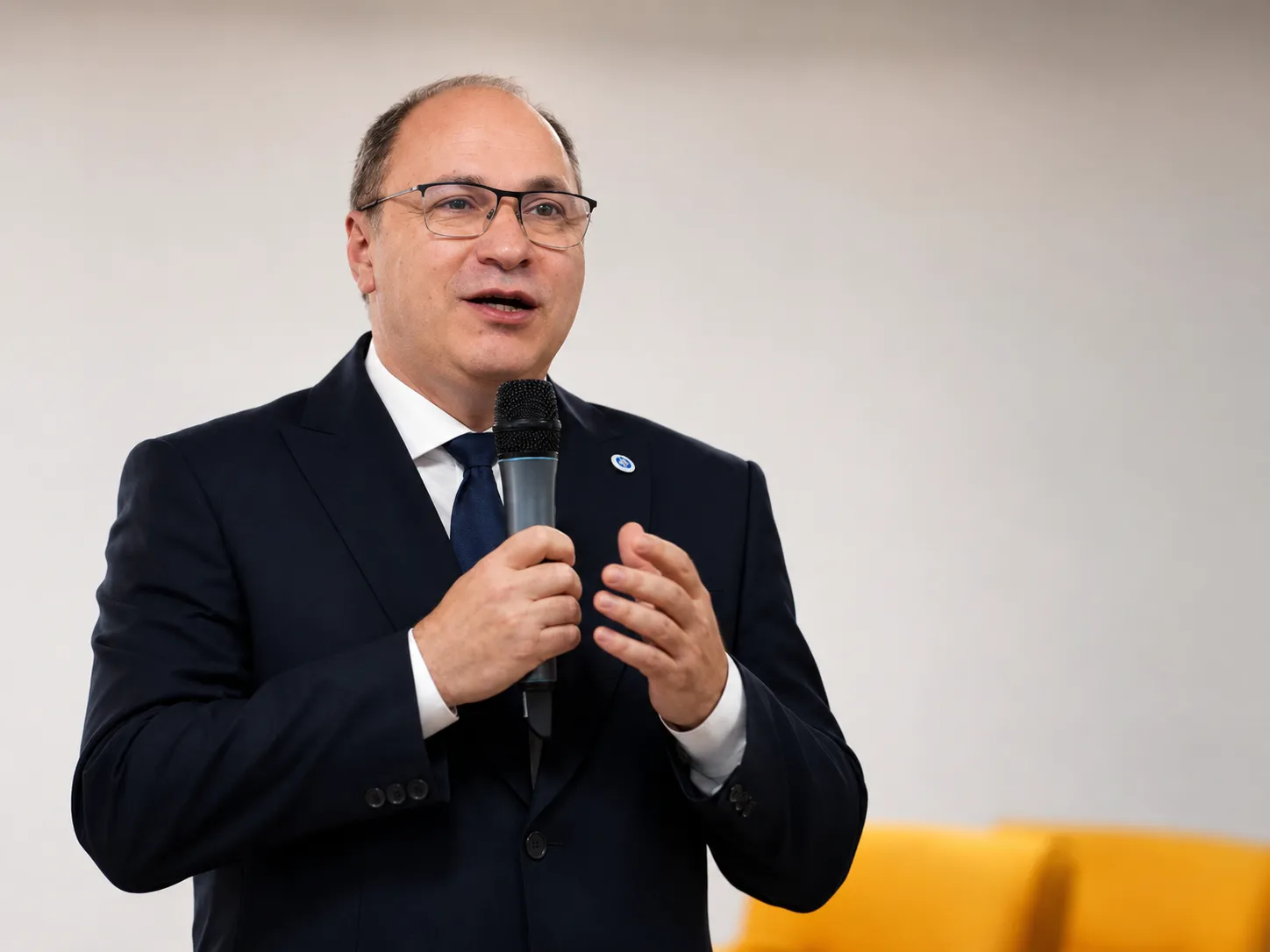 Banii elevilor, în centrul unui nou scandal. Mihai Dimian schimbă strategia privind bursele sociale 2 Banii elevilor, în centrul unui nou scandal. Mihai Dimian schimbă strategia privind bursele sociale