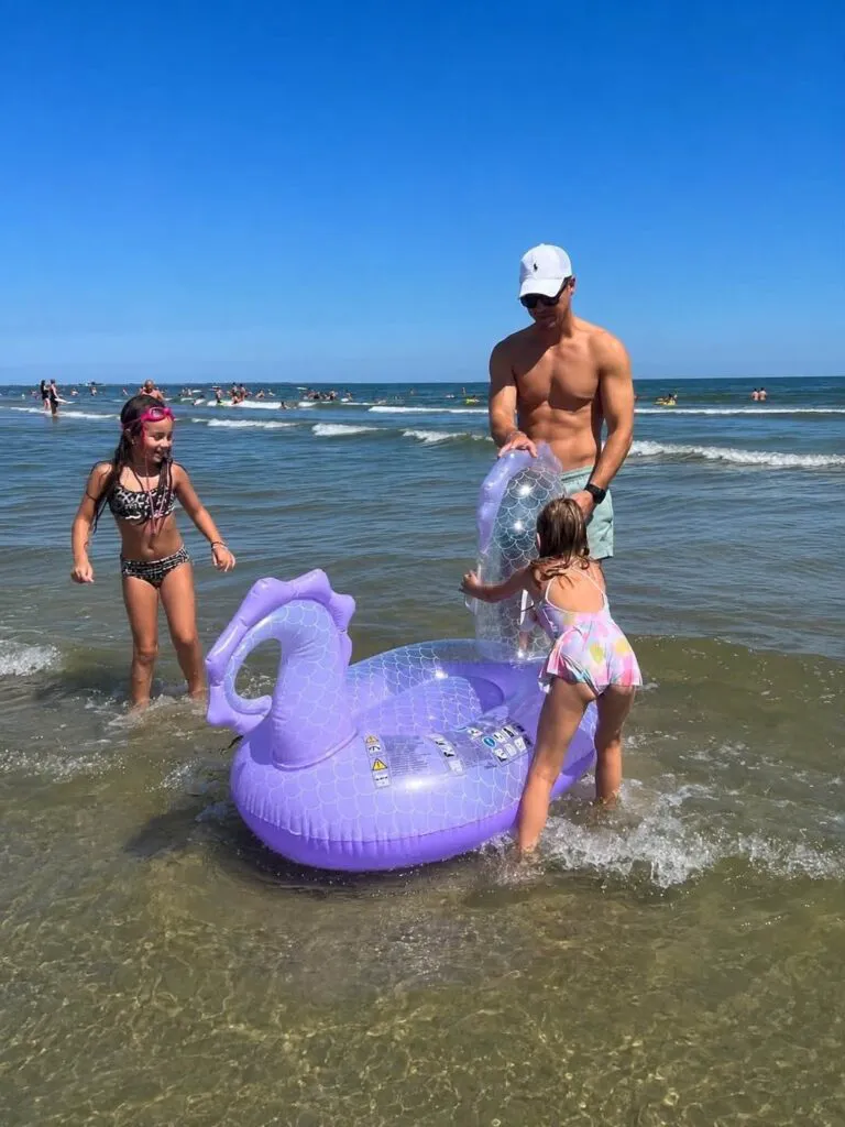 Elena Udrea și-a dus familia pe o plajă sălbatică, fără manele și construcții. S-a pozat pe „Stânca iubirii” 5 Elena Udrea și-a dus familia pe o plajă sălbatică, fără manele și construcții. S-a pozat pe „Stânca iubirii!