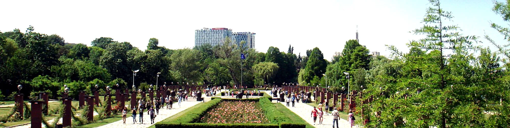 Insula Trandafirilor din parcul Herăstrău. Povestea locului în care Bucureștiul regal s-a întâlnit cu propaganda lui Stalin 2 Insula Trandafirilor din parcul Herăstrău. Povestea locului în care Bucureștiul regal s-a întâlnit cu propaganda lui Stalin