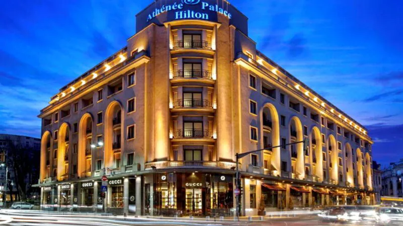 Cine a fost „tăticul” celebrului hotel Athenee Palace. De la grajdurile cu cai și trăsuri la cuibul de spioni al micului Paris