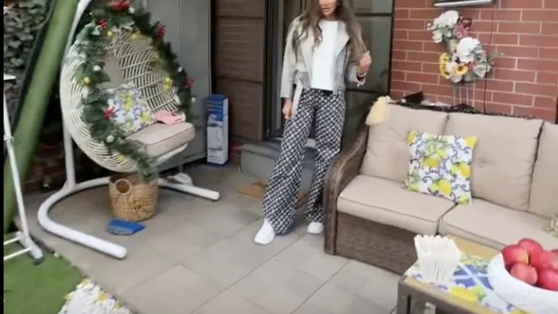 Bianca Drăgușanu și-a făcut grădină în fața blocului cu iarbă artificială. Ne-a arătat și apartamentul