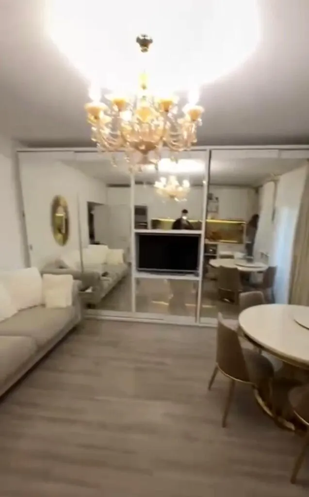 Bianca Drăgușanu și-a făcut grădină în fața blocului cu iarbă artificială. Ne-a arătat și apartamentul