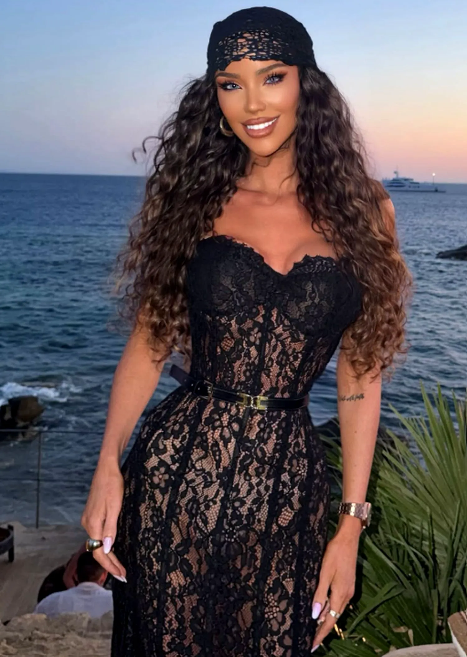 Bianca Drăgușanu, „sub acoperire” în trafic. La ce metodă a recurs blonda ca să se ascundă de ochii curioșilor 2 Bianca Drăgușanu, „sub acoperire” în trafic. La ce metodă a recurs blonda ca să se ascundă de ochii curioșilor