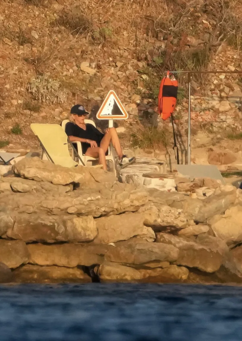 Macron, vacanță de fițe înainte de „Adio, Elysee!”. Jet-ski-ul prezidențial a înfuriat Franța 3 Macron, vacanță de fițe înainte de adio. Jet-ski-ul prezidențial a înfuriat Franța