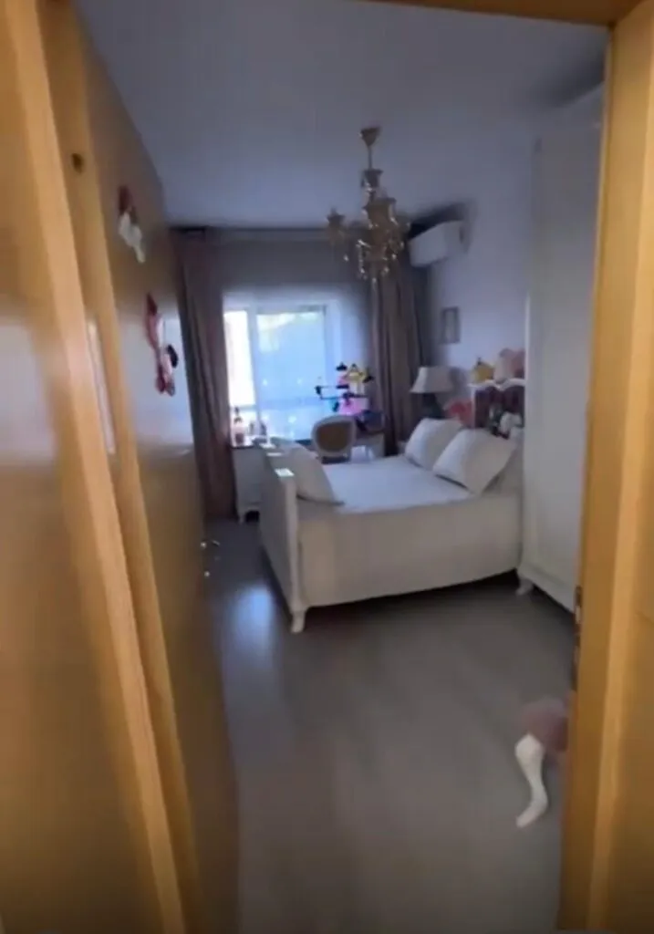 Bianca Drăgușanu și-a făcut grădină în fața blocului cu iarbă artificială. Ne-a arătat și apartamentul