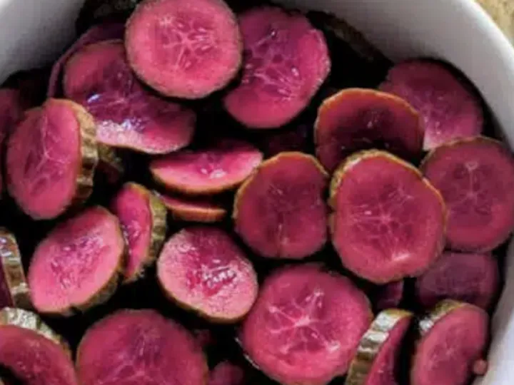 Castraveți murați roz. Rețeta spectaculoasă include un ingredient simplu