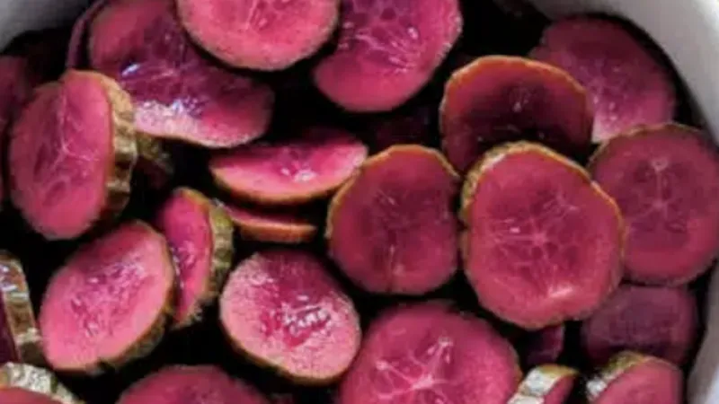 Castraveți murați roz. Rețeta spectaculoasă include un ingredient simplu