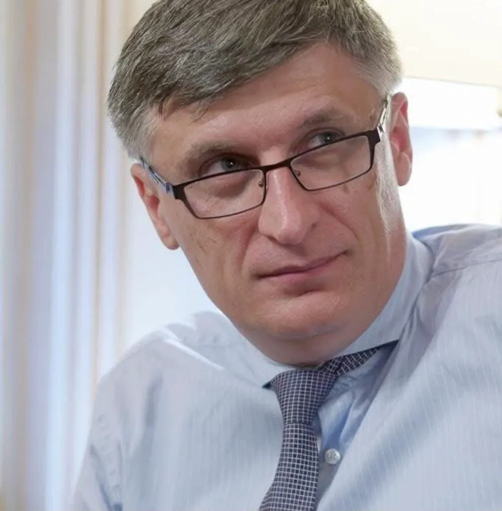 Profesorul Cătălin Avramescu, fost consilier prezidențial și ambasador, anchetat pentru pornografie infantilă. Percheziție DIICOT 2 Profesorul Cătălin Avramescu, fost consilier prezidențial și ambasador, anchetat pentru pornografie infantilă. Percheziție DIICOT