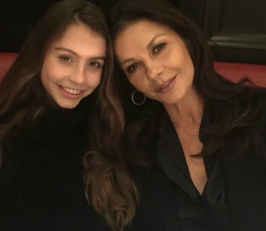 Fiica lui Catherine Zeta-Jones i-a cucerit pe toți. Carys Douglas este copia fidelă a celebrei actrițe – Foto