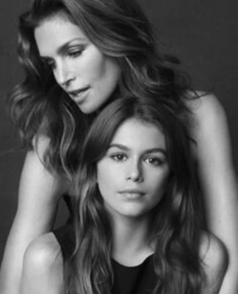 Cum a ajuns Kaia, fiica lui Cindy Crawford, să semene atât de mult cu mama sa. Asemănarea șochează