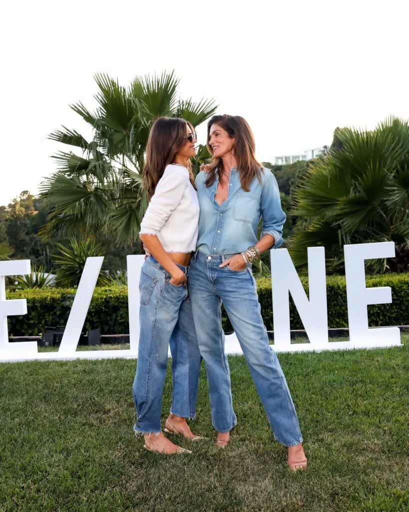 Cum a ajuns Kaia, fiica lui Cindy Crawford, să semene atât de mult cu mama sa. Asemănarea șochează