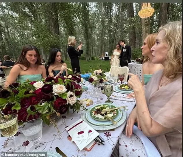 Demi Moore și Bruce Willis au fost socrii în weekend. Fiica lor cea mică a făcut nuntă în pădure 4 Demi Moore și Bruce Willis au fost socrii în weekend. Fiica lor cea mică a făcut nuntă în pădure