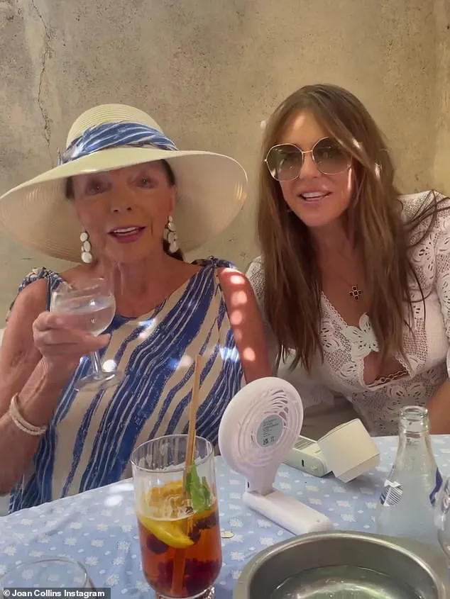 Joan Collins, 93 de ani și chef de glume: cum a „jefuit-o” pe Elizabeth Hurley la prânzul din Saint-Tropez 2 Joan Collins, 93 de ani și chef de glume: cum a „jefuit-o” pe Elizabeth Hurley la prânzul din Saint-Tropez