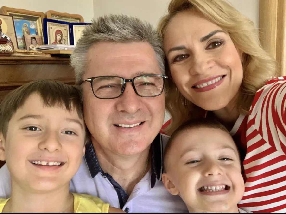 Băieții Gabrielei Firea au crescut, iar mama i-a dus la mănăstire. Imagine rară cu David și Zian