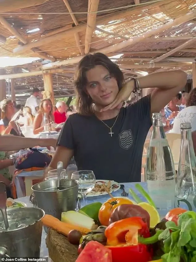 Joan Collins, 93 de ani și chef de glume: cum a „jefuit-o” pe Elizabeth Hurley la prânzul din Saint-Tropez 3 Joan Collins, 93 de ani și chef de glume: cum a „jefuit-o” pe Elizabeth Hurley la prânzul din Saint-Tropez