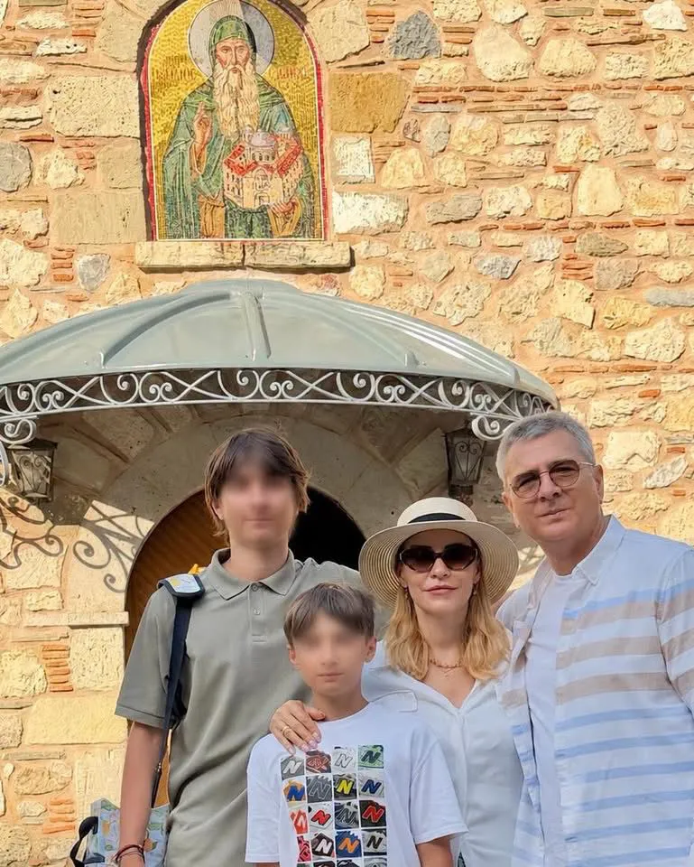 Băieții Gabrielei Firea au crescut, iar mama i-a dus la mănăstire. Imagine rară cu David și Zian