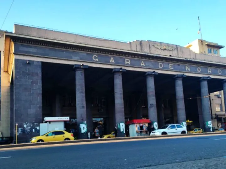 Bancuri. Ce face o doamnă la Gara de Nord, la biroul de informații. Leșini de râs