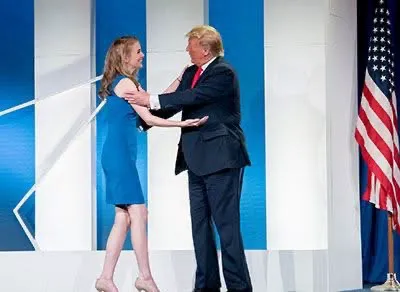 Donald Trump o ia pe urmele lui Bill Clinton. Blonda de 35 de ani a devenit nedespărțită de președinte 5 Donald Trump o ia pe urmele lui Bill Clinton. Blonda de 35 de ani a devenit nedespărțită de președinte