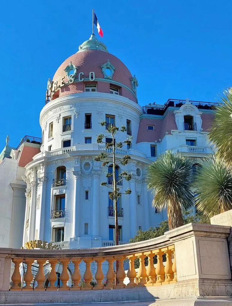 Hotel Negresco, cel mai fotografiat hotel de pe Riviera Franceză. Povestea românului care l-a făcut și l-a pierdut în câțiva ani 6 Hotel Negresco, cel mai fotografiat hotel de pe Riviera Franceză. Povestea românului care l-a făcut și l-a pierdut în câțiva ani
