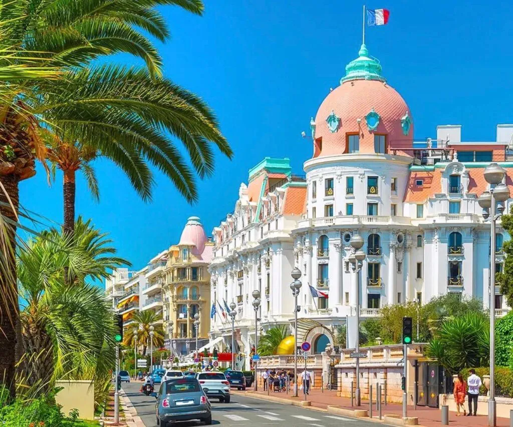 Hotel Negresco, cel mai fotografiat hotel de pe Riviera Franceză. Povestea românului care l-a făcut și l-a pierdut în câțiva ani 4 Hotel Negresco, cel mai fotografiat hotel de pe Riviera Franceză. Povestea românului care l-a făcut și l-a pierdut în câțiva ani