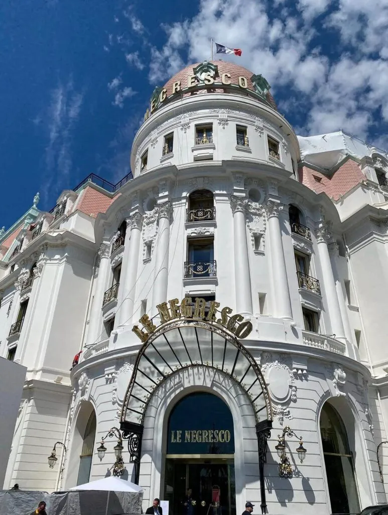 Hotel Negresco, cel mai fotografiat hotel de pe Riviera Franceză. Povestea românului care l-a făcut și l-a pierdut în câțiva ani 3 Hotel Negresco, cel mai fotografiat hotel de pe Riviera Franceză. Povestea românului care l-a făcut și l-a pierdut în câțiva ani