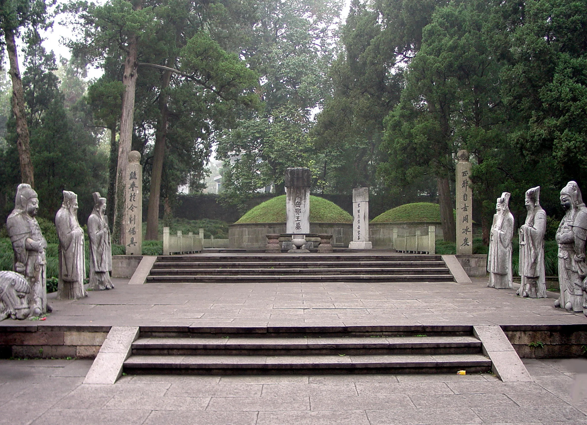 Mormântul lui Yue Fei și al fiului său (foto: Wikipedia)