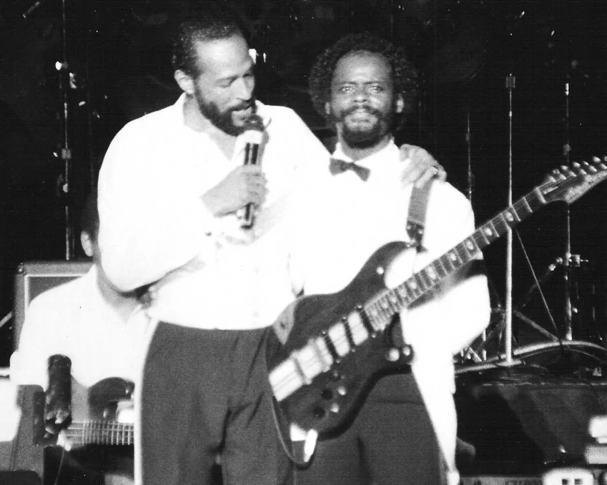 Marvin Gaye alături de Gordon Banks, chitaristul și cumnatul său, în timpul turneului Sexual Healing, în 1983. (foto: Wikipedia)
