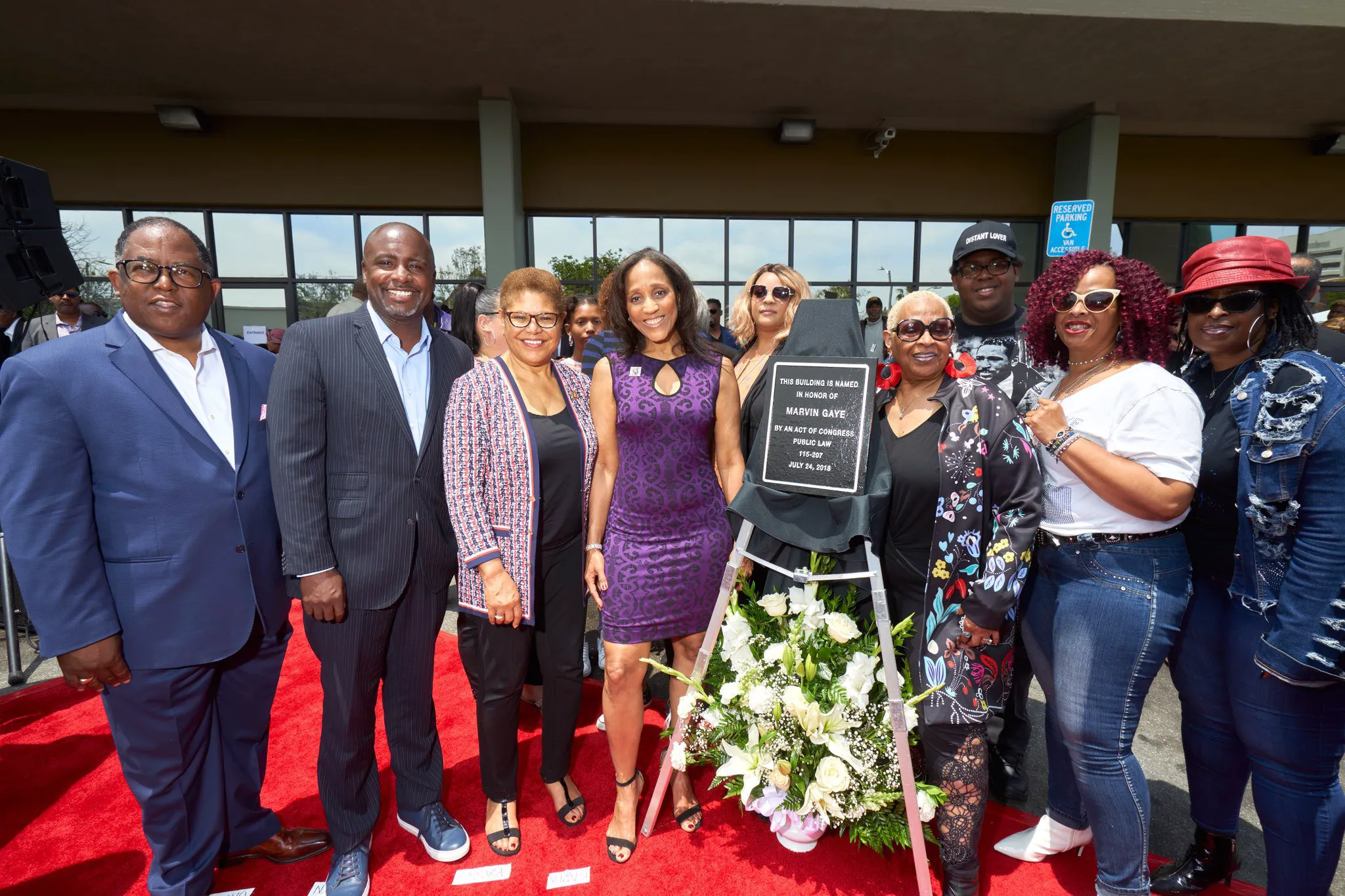 Karen Bass și membrii familiei lui Marvin Gaye la ceremonia de inaugurare a Oficiului Poștal „Marvin Gaye” din Los Angeles, în 2019, dedicat în onoarea legendarului artist. (foto: Wikipedia)