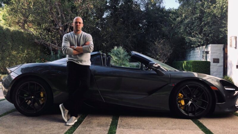 Jason Statham, scandalizat de păpușa care-i seamănă: „Cine naiba poartă pantalonii ăștia?”