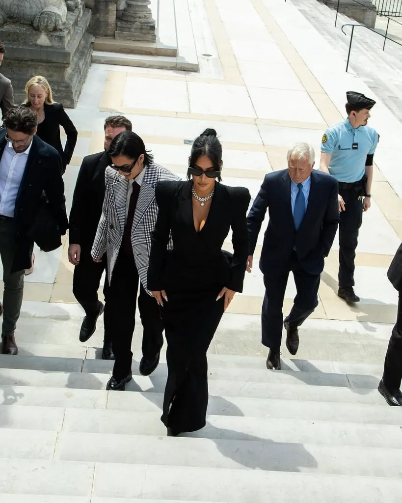 E la modă să fii foarte fashion când mergi la proces. De la A$AP Rocky și Kim Kardashian la scandalul cu Marc Jacobs 2 E la modă să fii foarte fashion când mergi la proces. De la A$AP Rocky și Kim Kardashian la scandalul care îl implică pe Marc Jacobs