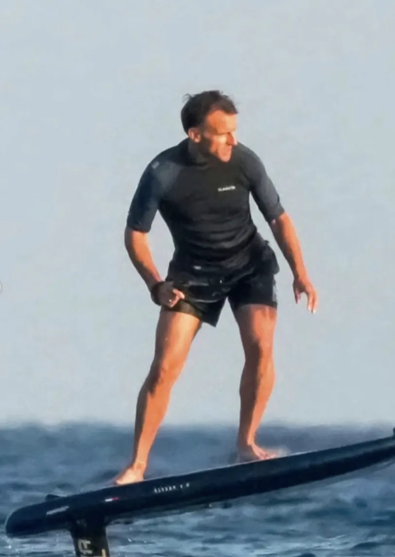 Macron, vacanță de fițe înainte de „Adio, Elysee!”. Jet-ski-ul prezidențial a înfuriat Franța 4 Macron, vacanță de fițe înainte de adio. Jet-ski-ul prezidențial a înfuriat Franța