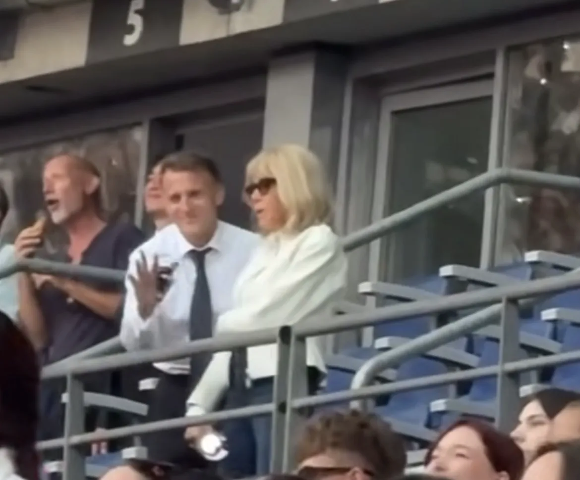 Fenomenul BTS cucerește și Palatul Elysee. Macron și Brigitte, printre zecile de mii de fani din Paris 2 Fenomenul BTS cucerește și Palatul Elysee! Macron și Brigitte, printre zecile de mii de fani din Paris