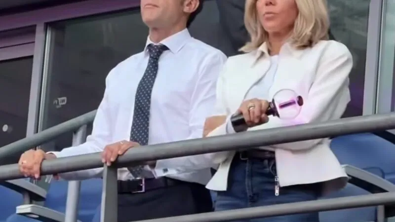 Fenomenul BTS cucerește și Palatul Elysee. Macron și Brigitte, printre zecile de mii de fani din Paris