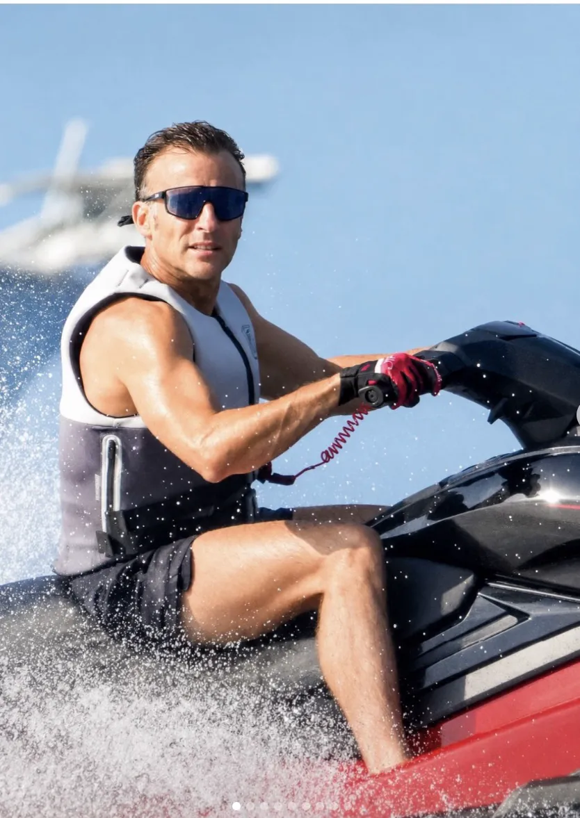 Macron, vacanță de fițe înainte de „Adio, Elysee!”. Jet-ski-ul prezidențial a înfuriat Franța 2 Macron, vacanță de fițe înainte de adio. Jet-ski-ul prezidențial a înfuriat Franța