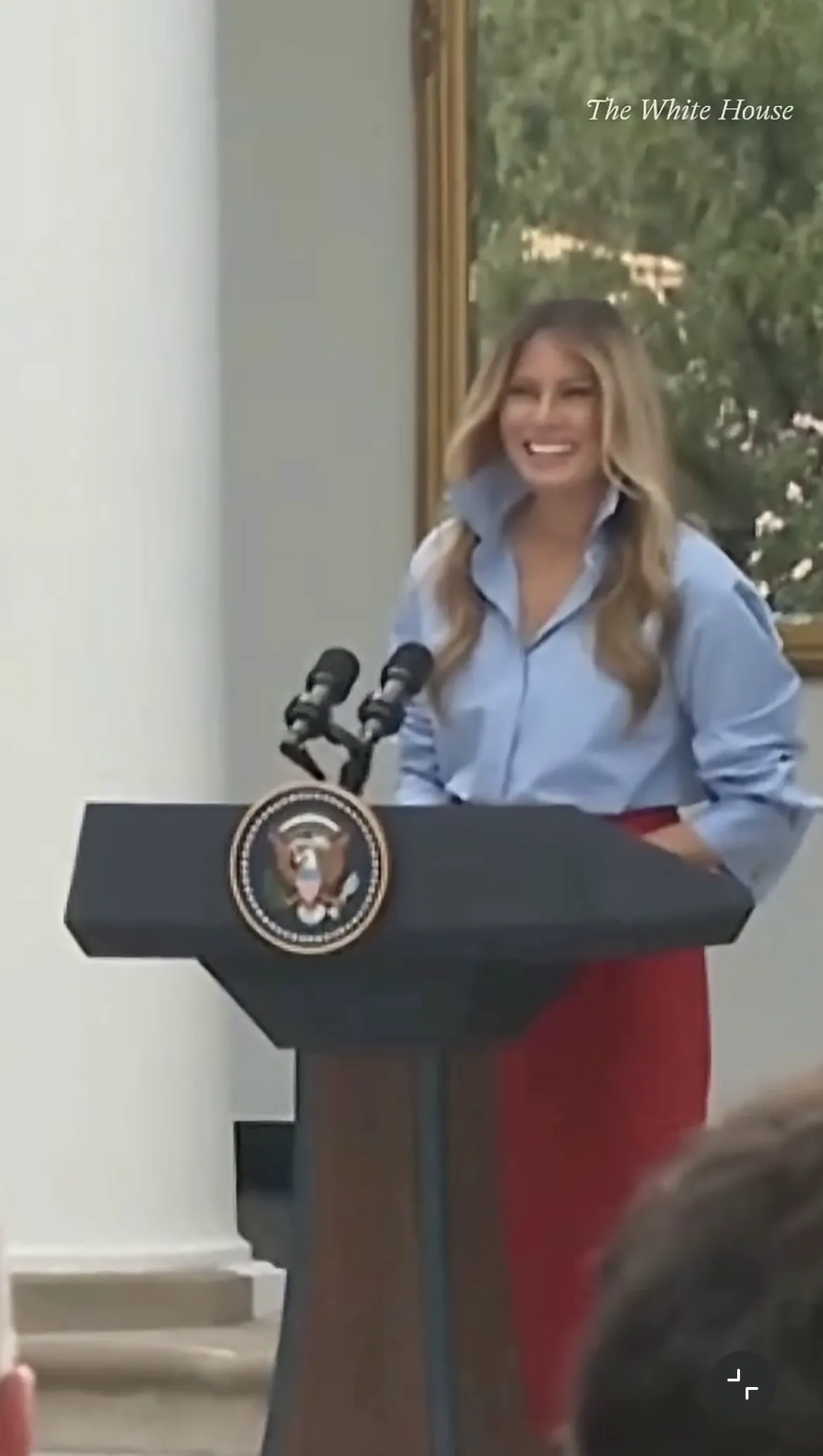 Blonda lui Trump, la picioarele președintelui, îi cere iertare în scrisori. Melania reapare și face haz de situație 4 Blonda lui Trump, la picioarele președintelui, îi cere iertare în scrisori. Melania reapare și face haz de situație
