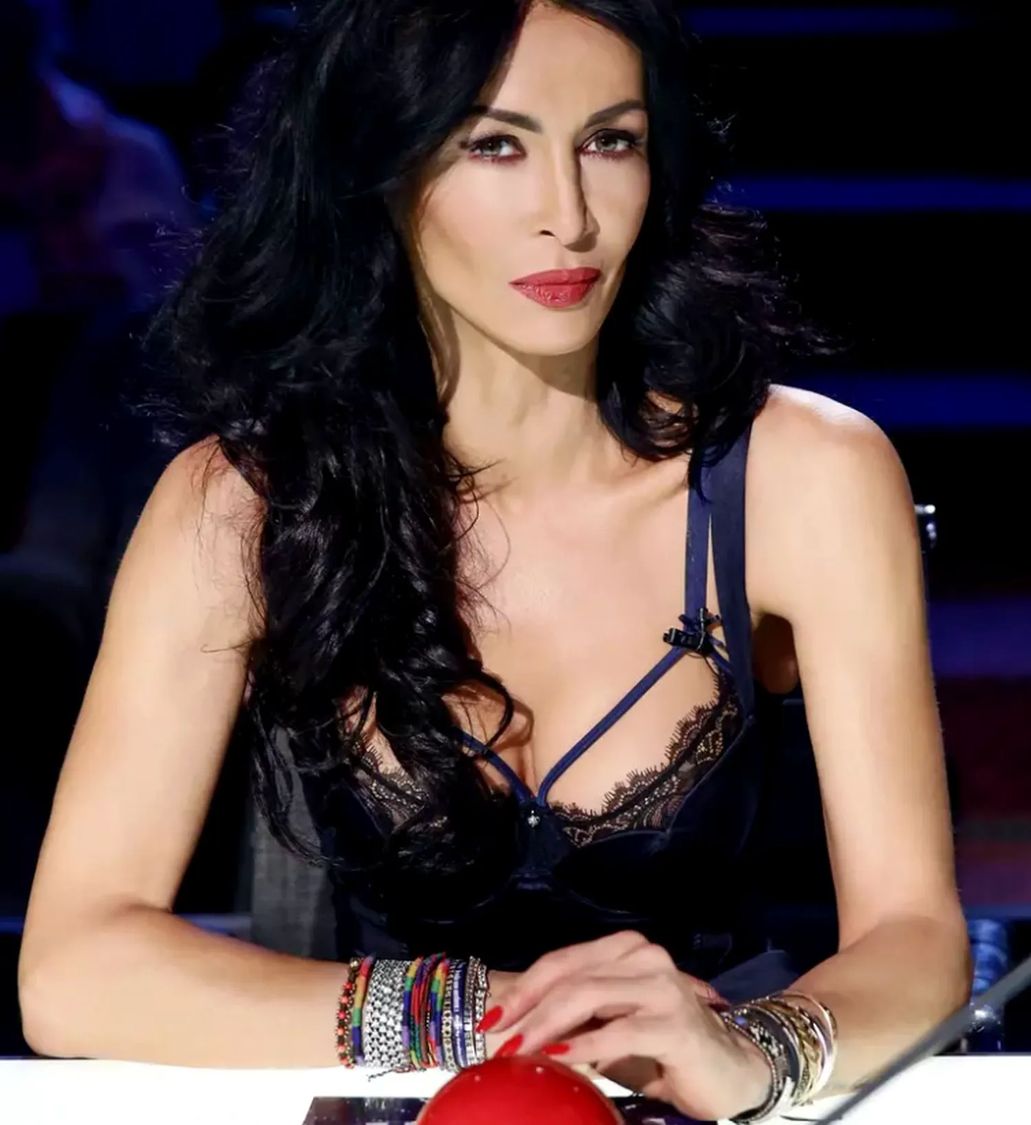 Mihaela Rădulescu, povestea secretă din spatele brățărilor pe care le poartă zilnic. Ce record național a realizat vedeta 2 Mihaela Rădulescu, povestea secretă din spatele brățărilor pe care le poartă zilnic. Ce record național a realizat vedeta