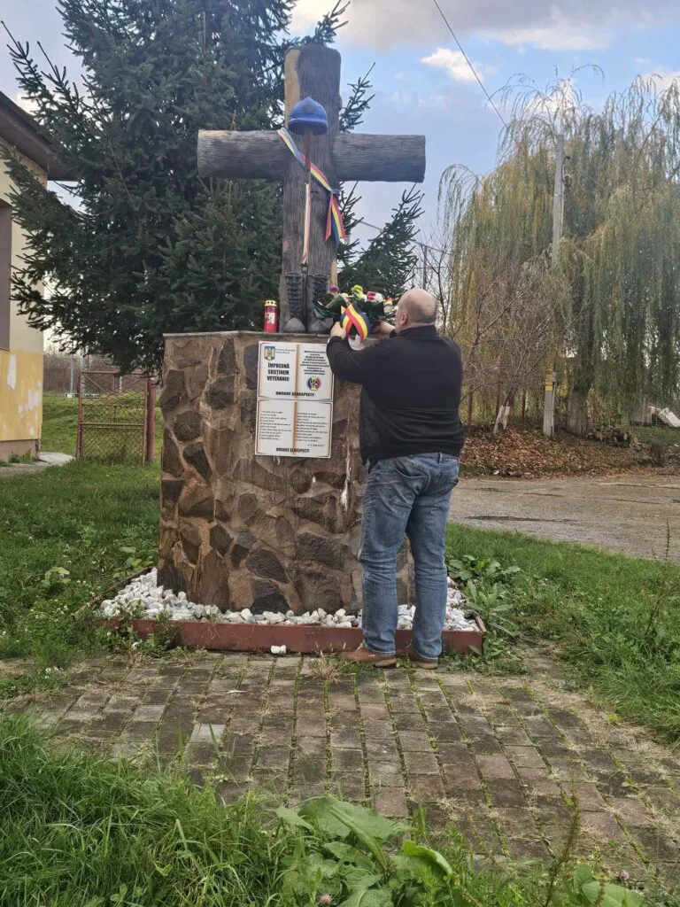 Un bărbat face ceea ce statul nu a făcut: monument ridicat pentru eroii României, la Pârgărești. La București se cere înlăturarea statuii unui simbol național