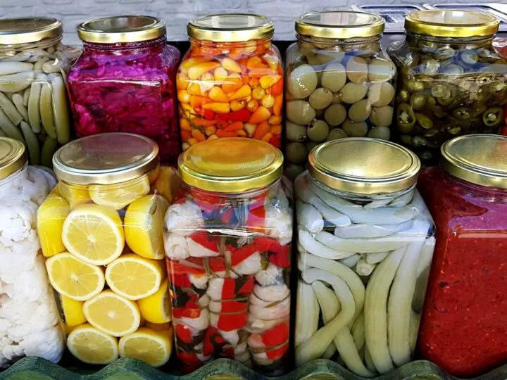 Murături turcești. Cum se prepară celebra saramură care le menține crocante toată iarna