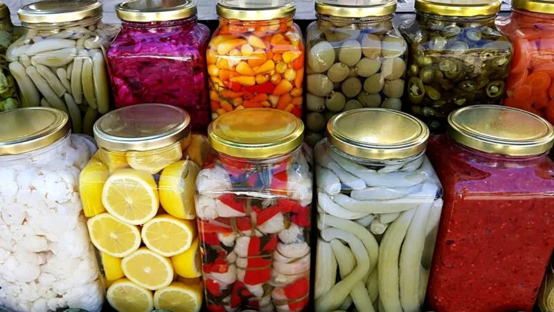 Murături turcești. Cum se prepară celebra saramură care le menține crocante toată iarna