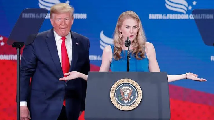 Donald Trump o ia pe urmele lui Bill Clinton. Blonda de 35 de ani a devenit nedespărțită de președinte 3 Donald Trump o ia pe urmele lui Bill Clinton. Blonda de 35 de ani a devenit nedespărțită de președinte