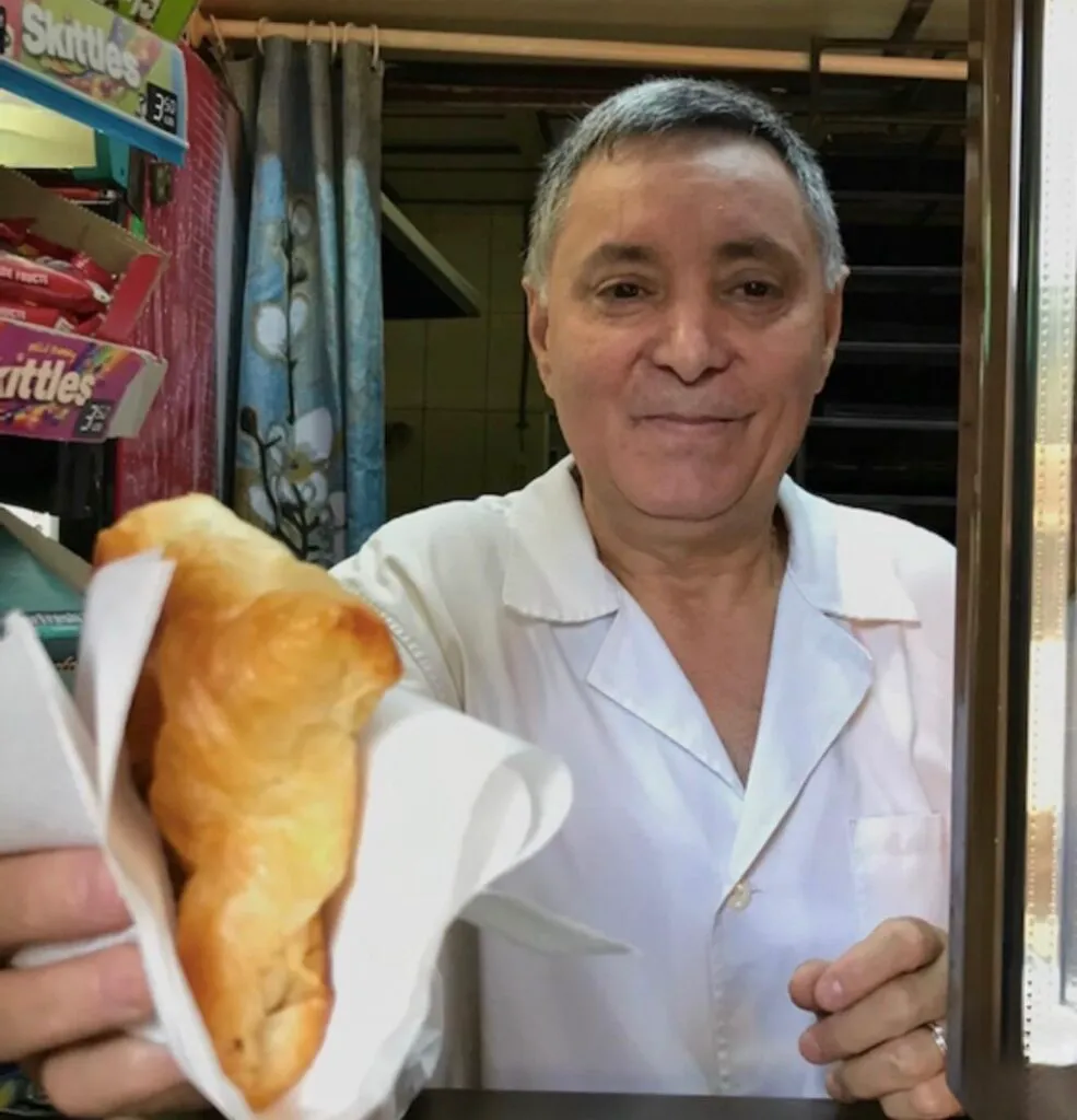 Ce are special merdeneaua lui Nea Mihai din piața Amzei. Puteți prepara rețeta și acasă 3 Ce are special merdeneaua lui Nea Mihai din piața Amzei. Puteți prepara rețeta și acasă