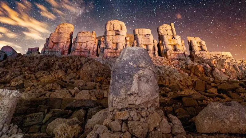 Muntele Nemrut, „Insula Paștelui” a Anatoliei: statuile gigantice care păzesc mormântul unui rege de acum 2.000 de ani
