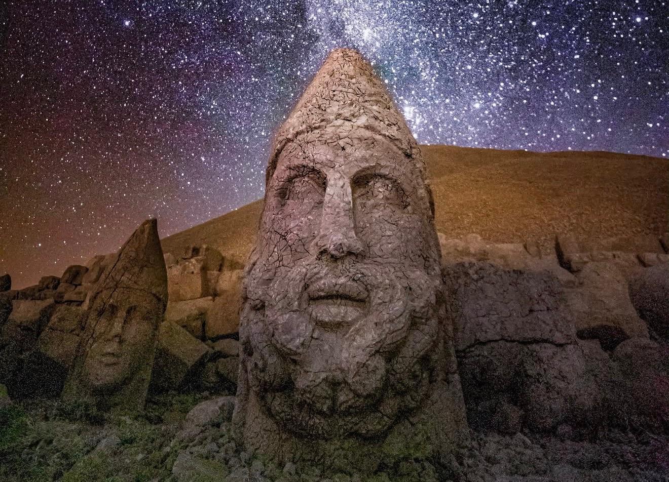 Muntele Nemrut, „Insula Paștelui” a Anatoliei: statuile gigantice care păzesc mormântul unui rege de acum 2.000 de ani