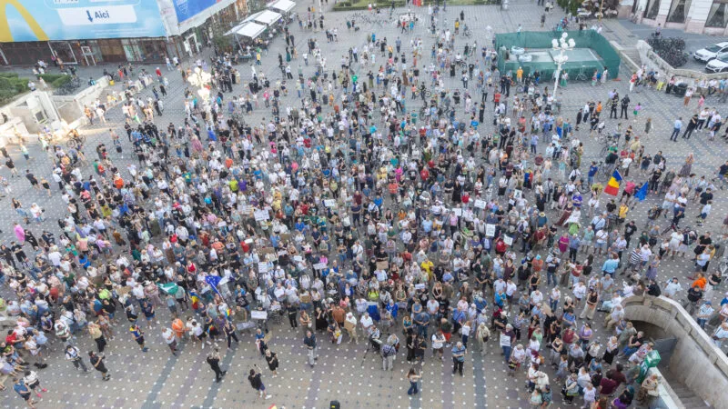 Protest anemic la Timișoara. USR-știi s-au adunat ca să-l sprijine pe Fritz și să-l huiduie pe Nicușor Dan