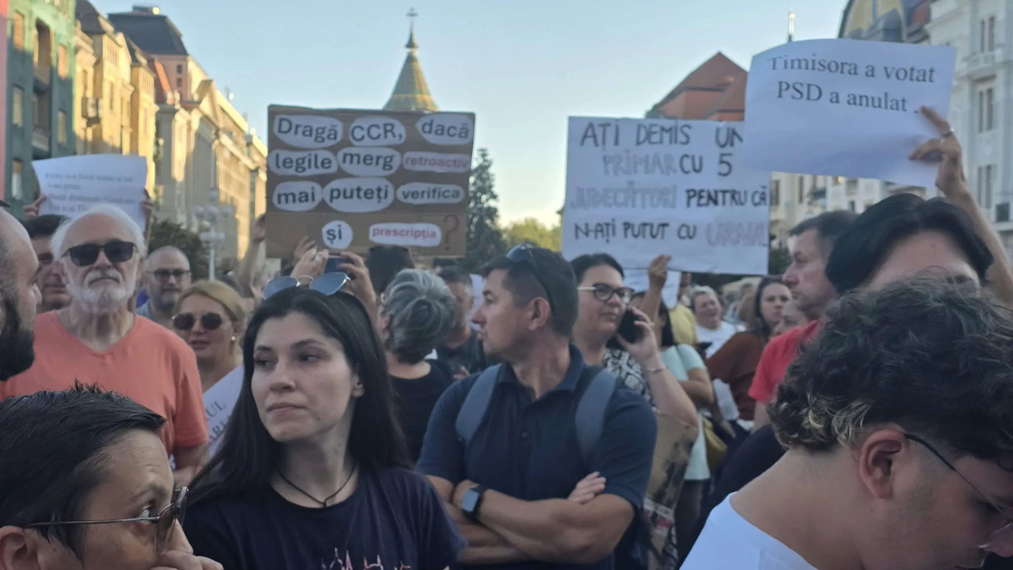 Protest anemic la Timișoara. USR-știi s-au adunat ca să-l sprijine pe Fritz și să-l huiduie pe Nicușor Dan 3 Protest anemic la Timișoara. USR-știi s-au adunat ca să-l sprijine pe Fritz și să-l huiduie pe Nicușor Dan