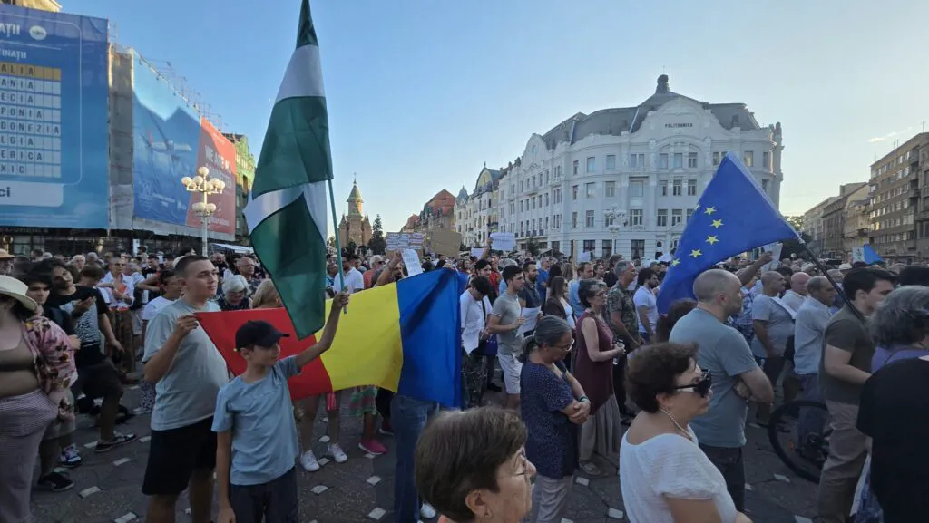 Protest anemic la Timișoara. USR-știi s-au adunat ca să-l sprijine pe Fritz și să-l huiduie pe Nicușor Dan 5 Protest anemic la Timișoara. USR-știi s-au adunat ca să-l sprijine pe Fritz și să-l huiduie pe Nicușor Dan