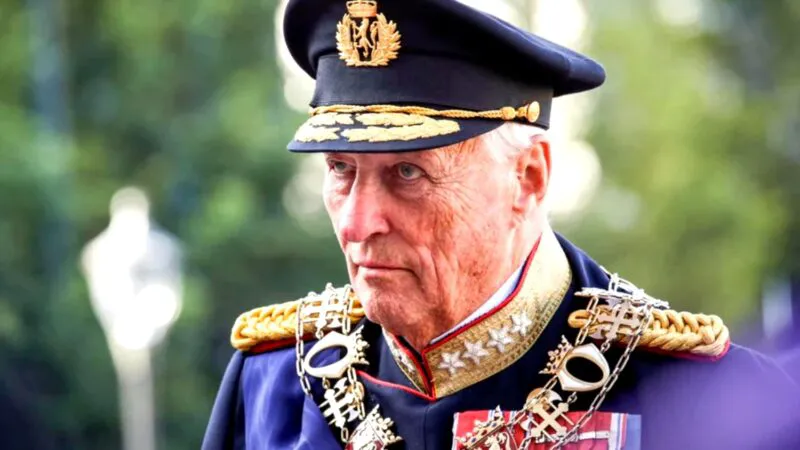 Harald al V-lea al Norvegiei, regele care a sfidat cutumele regale pentru dragoste și datorie. O poveste tulburătoare