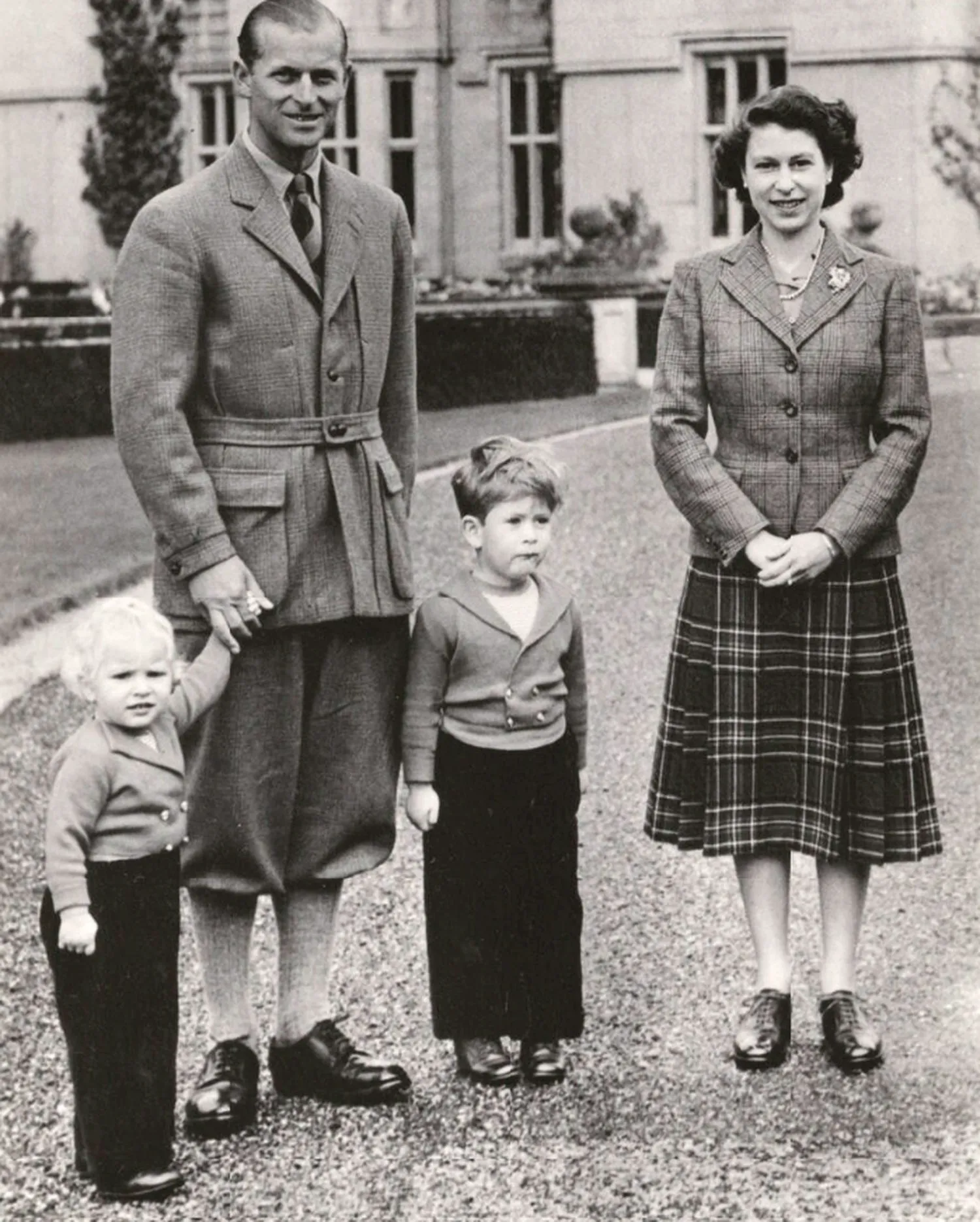 Bucătarul reginei Elisabeta a povestit cum a devenit prințul Philip, „regele” grătarului la Balmoral. Scene rare cu familia regală 3 Prințul Philip, „regele” grătarului la Balmoral, prințesa Anna bucătarul șef. Scene rare cu familia regretatei regine Elisabeta