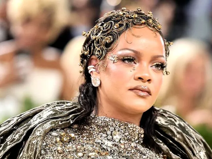 Bancuri. Care e asemănarea dintre o Dacie și Rihanna? Leșini de râs