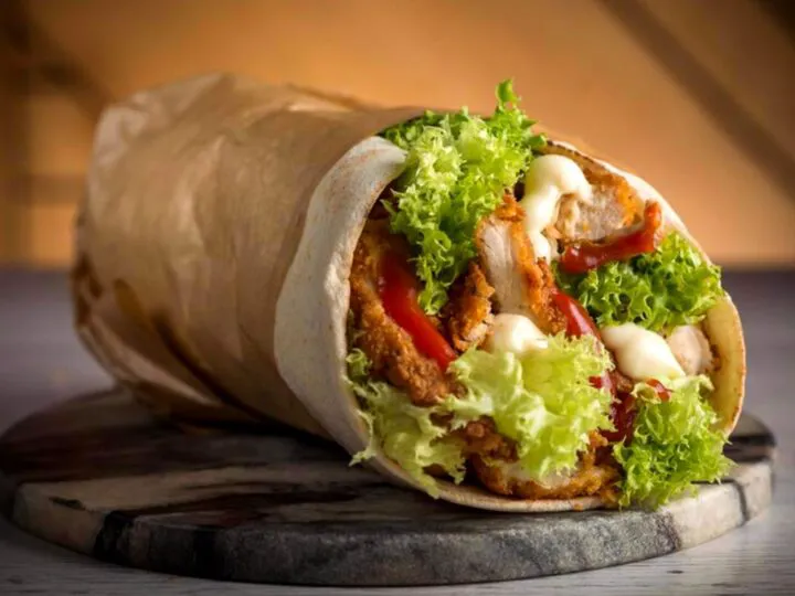 Bancuri. Un tip la un fast food:  Bună ziua, vreau 4 shaorme la pachet… E genial ce urmează